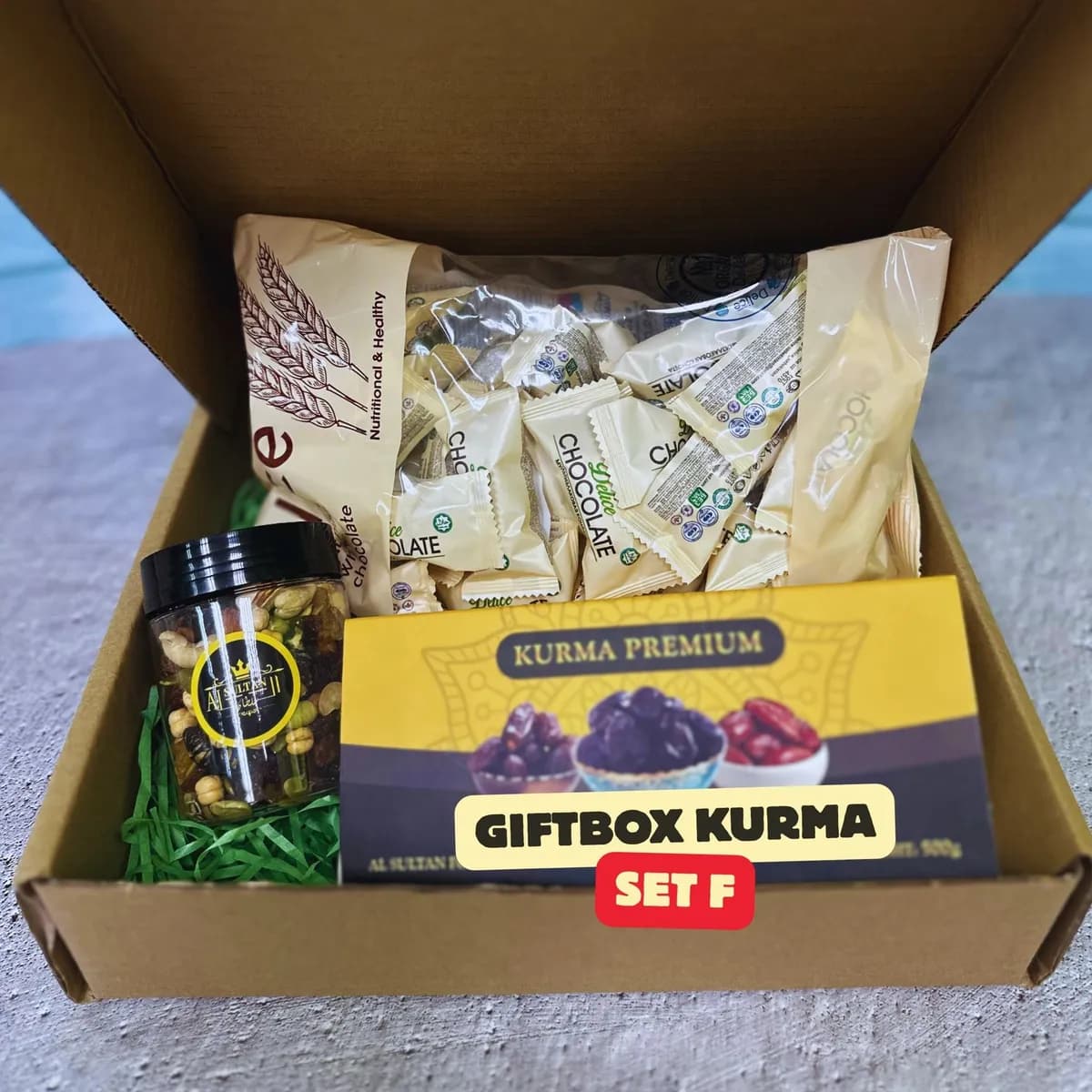 Isi Giftbox Sunnah Set F: kurma Ajwa, coklat oat, kismis dan kekacang