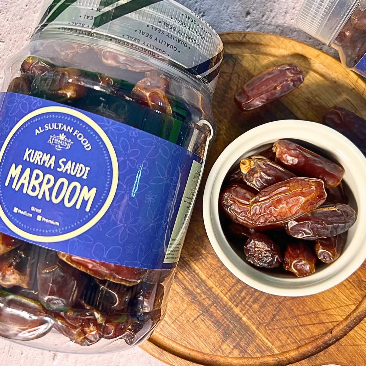 Kurma Mabroom Saudi dalam balang dan mangkuk