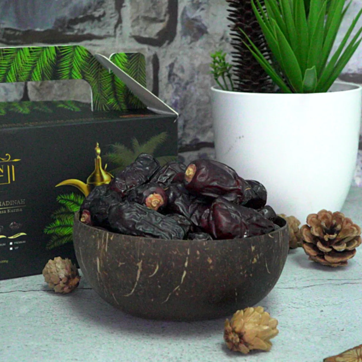 Kurma Safawi Madinah gred premium berwarna gelap