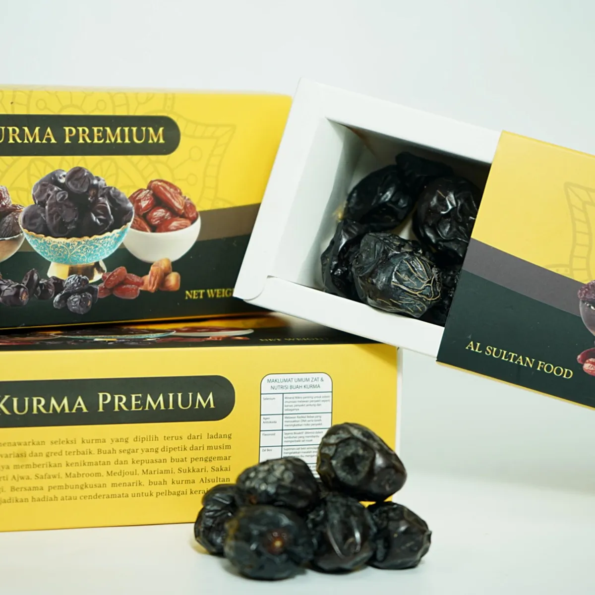 Giftbox kurma premium berlaci dibuka menunjukkan kurma Ajwa