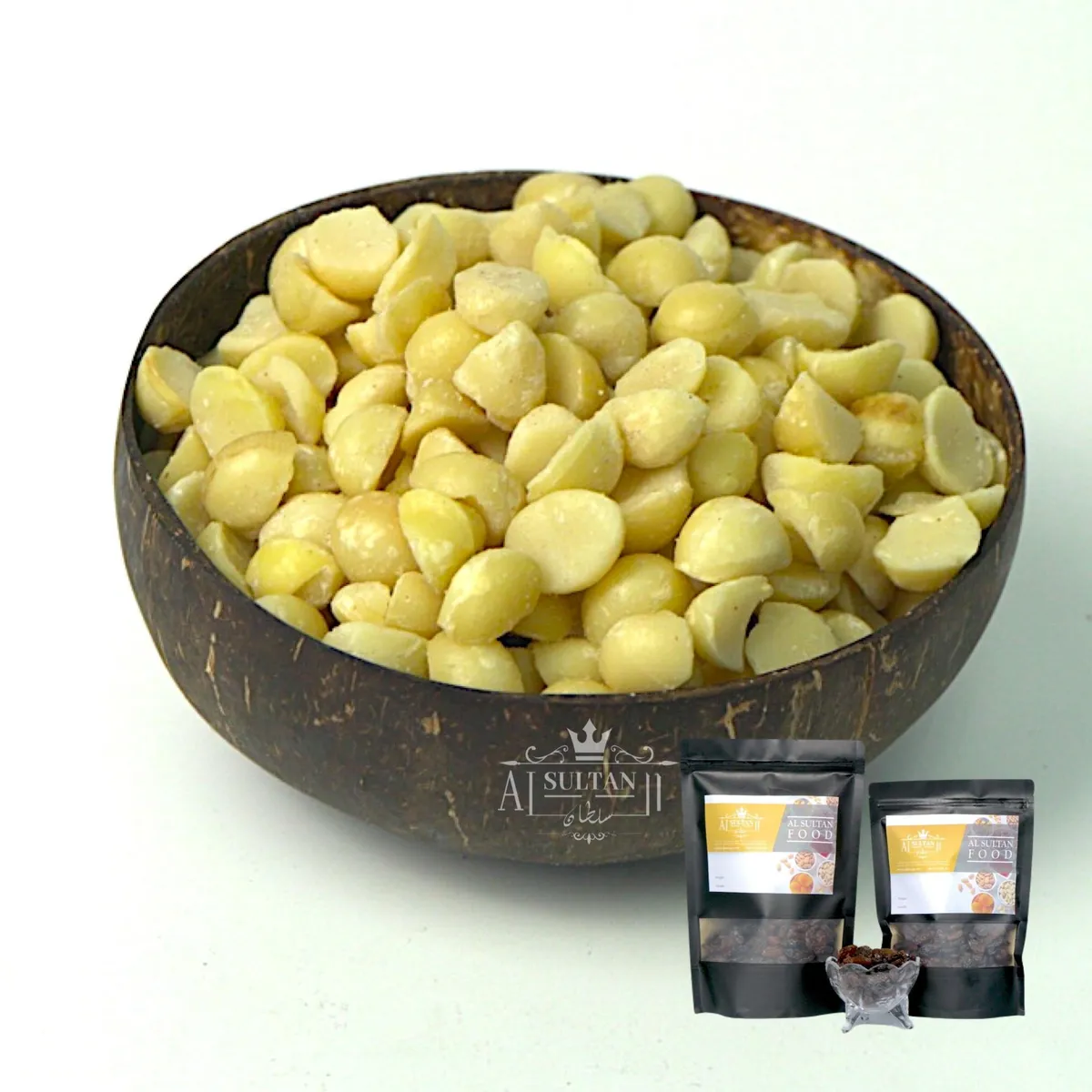Kacang macadamia halves mentah dalam mangkuk tempurung kelapa